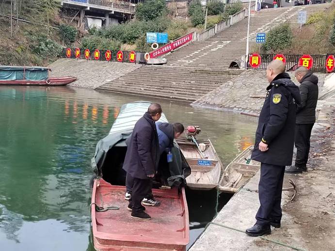 春運第一天，芷江水運事務中心執(zhí)法人員去碧涌大垅進行安全巡查，確保水上交通安全！ (4)